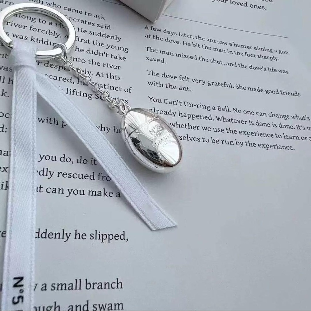 Novelty Charm Nº5 L'EAU Perfume Bottle Key Chain Limited Edition VIP GIFT - Picture 3 of 9